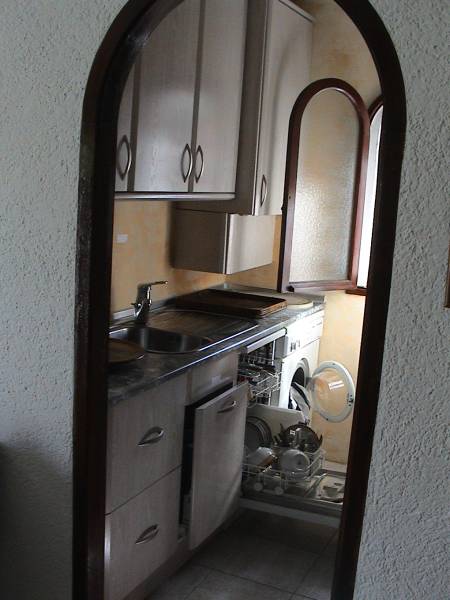 Küche mit Spülmaschine, Kaffeemaschine und Toaster in der Finca Cala Ratjada