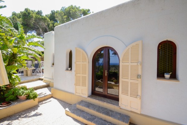 Ferienhaus Cala Ratjada Terrasse mit Blick zum Grillplatz und zum Meer
