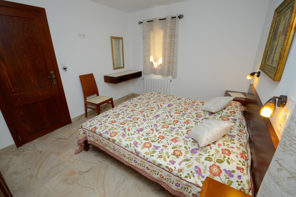 Schlafzimmer mit Fernseher im Ferienhaus Cala Ratjada