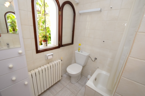 Gäste Badezimmer mit Wanne und Meerblick