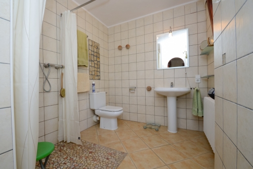Badezimmer mit Dusche zum Schlafzimmer